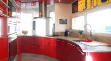 Une cuisine rouge pleine de pep
