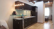 Une cuisine équipée dans un couloir